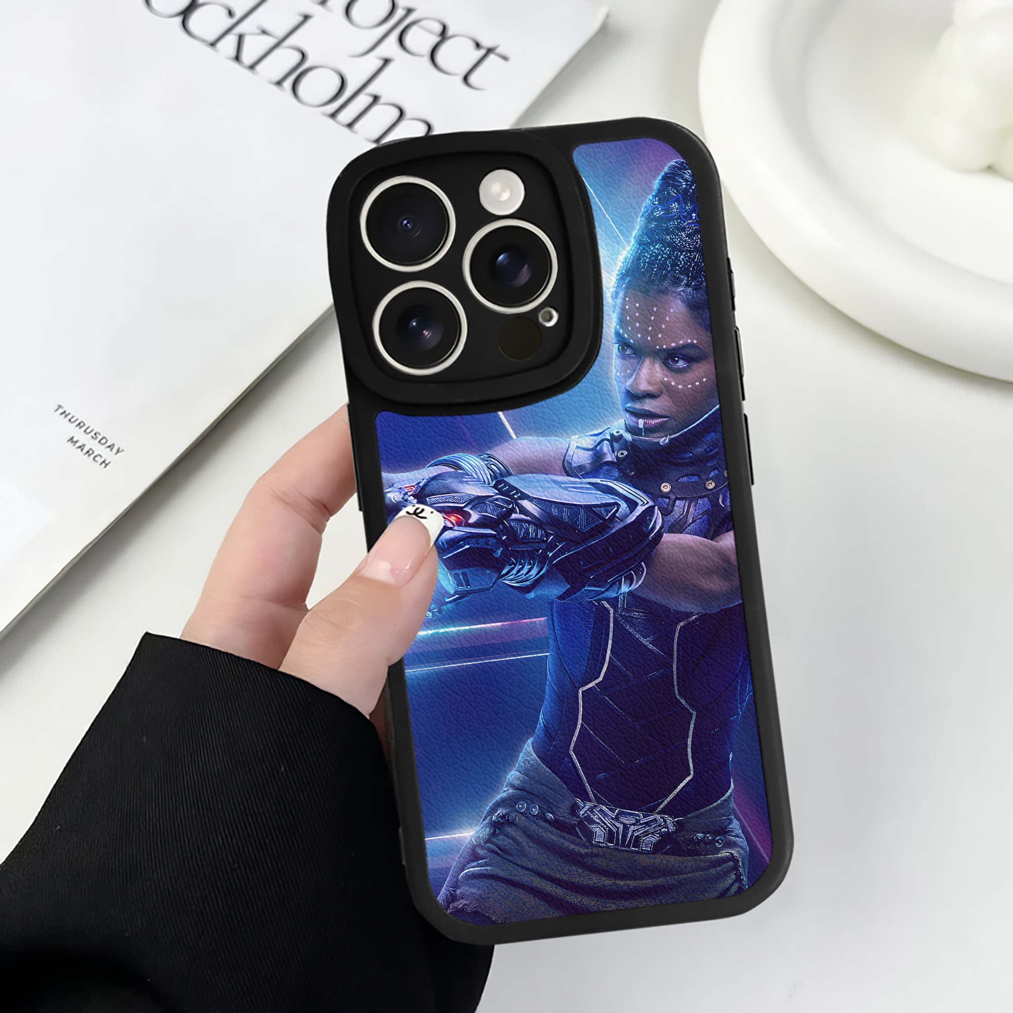 （画像用） アベンジャーズ The Avengers 【iPhone 16シリーズ対応】シリコンスマホケース（レザー調） 材質：シリコン